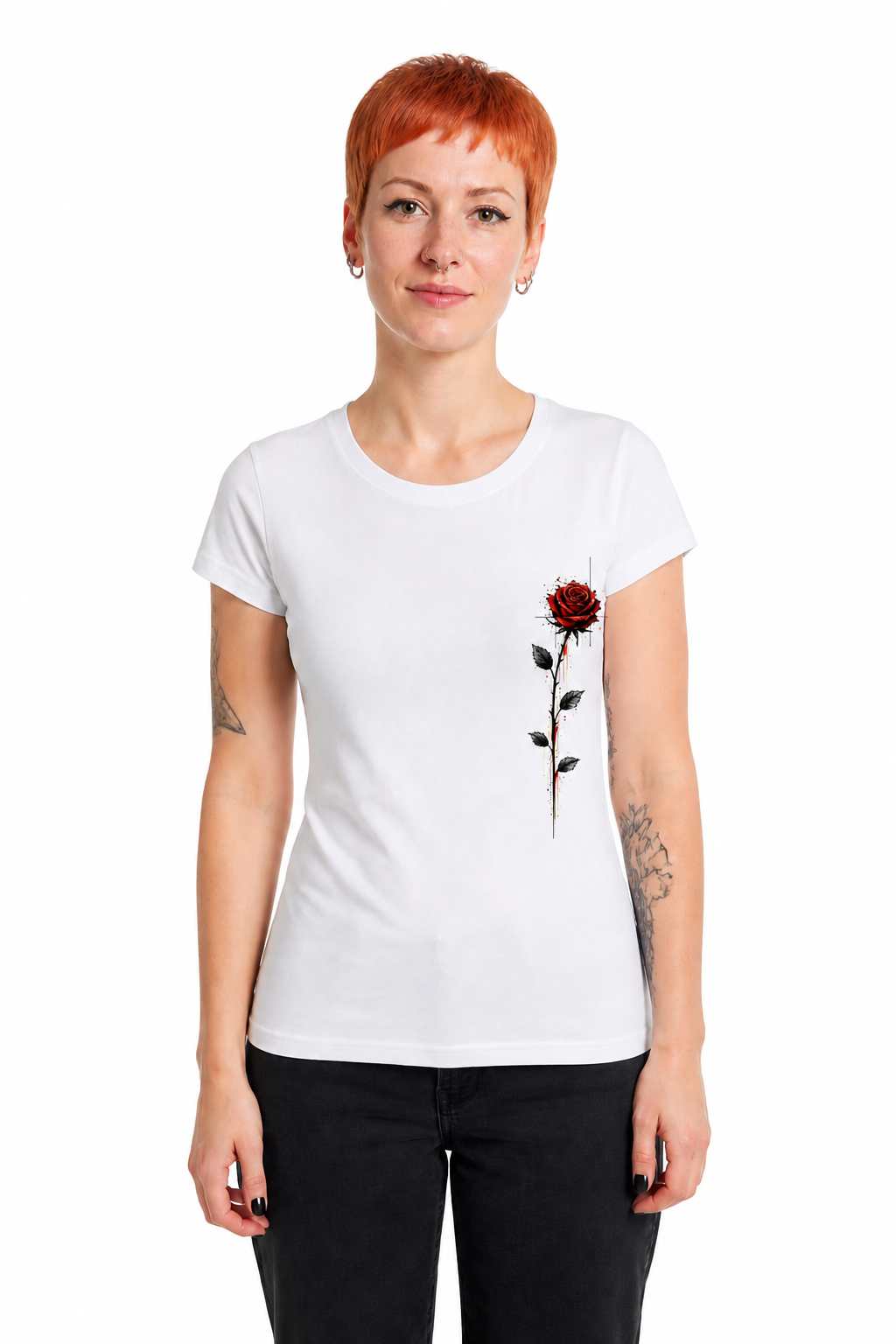 Rose Rouge — modèle femme, t-shirt blanc, fond blanc