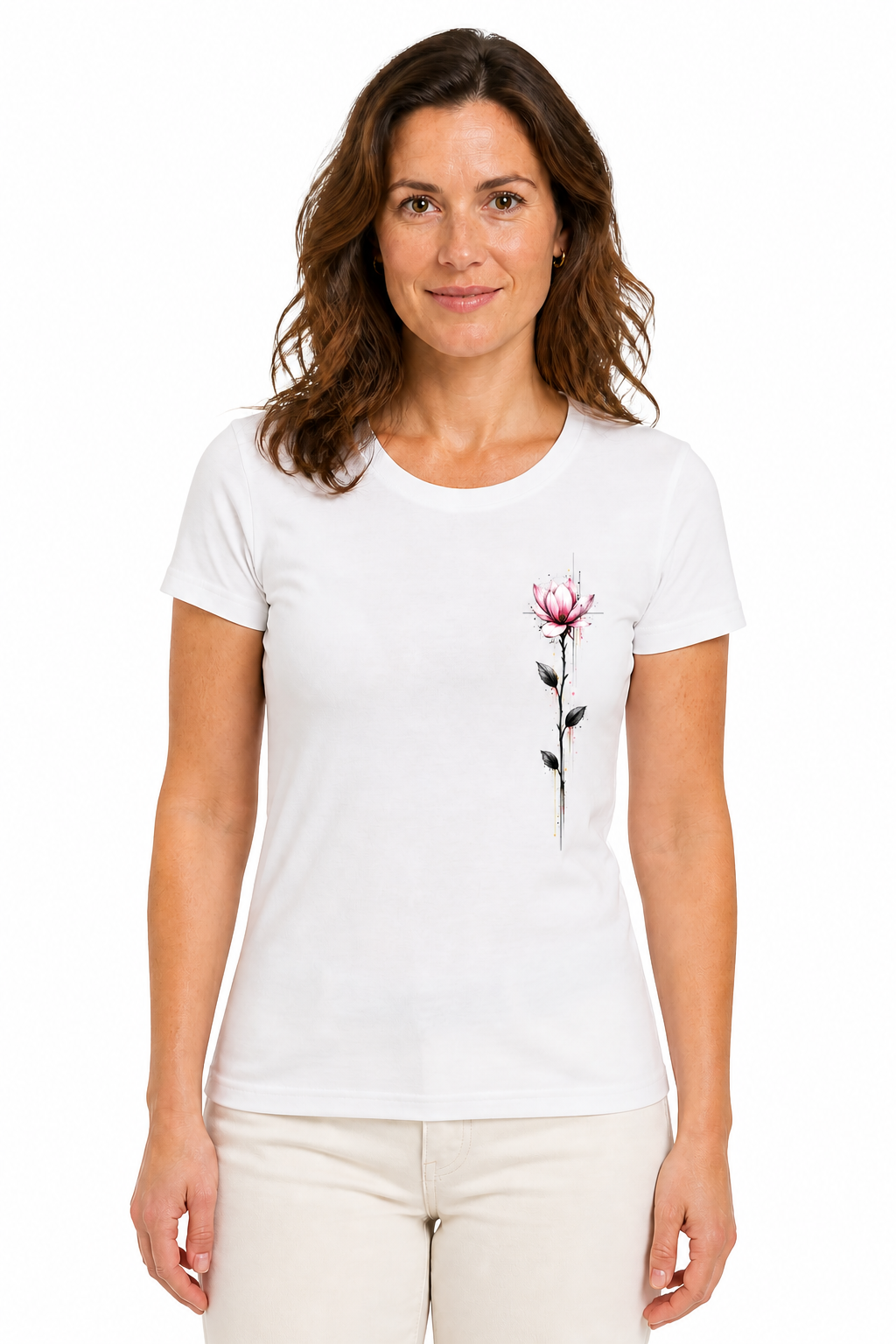 Magnolia Rose — modèle femme, t-shirt blanc, fond blanc