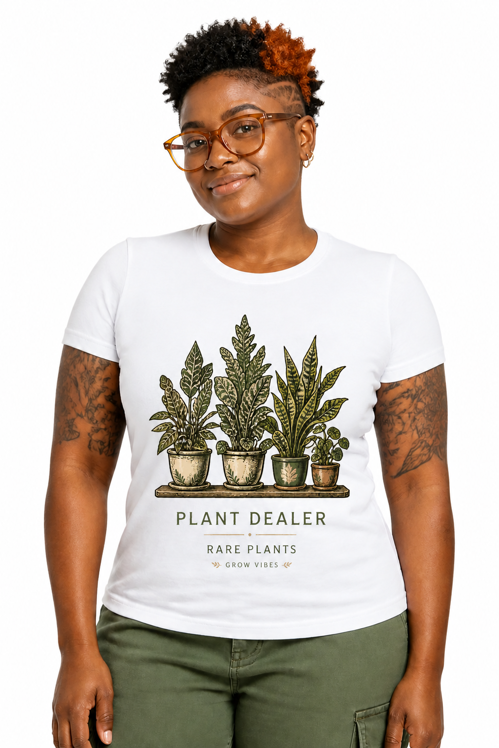 Plant Dealer — modèle femme, t-shirt blanc, fond blanc