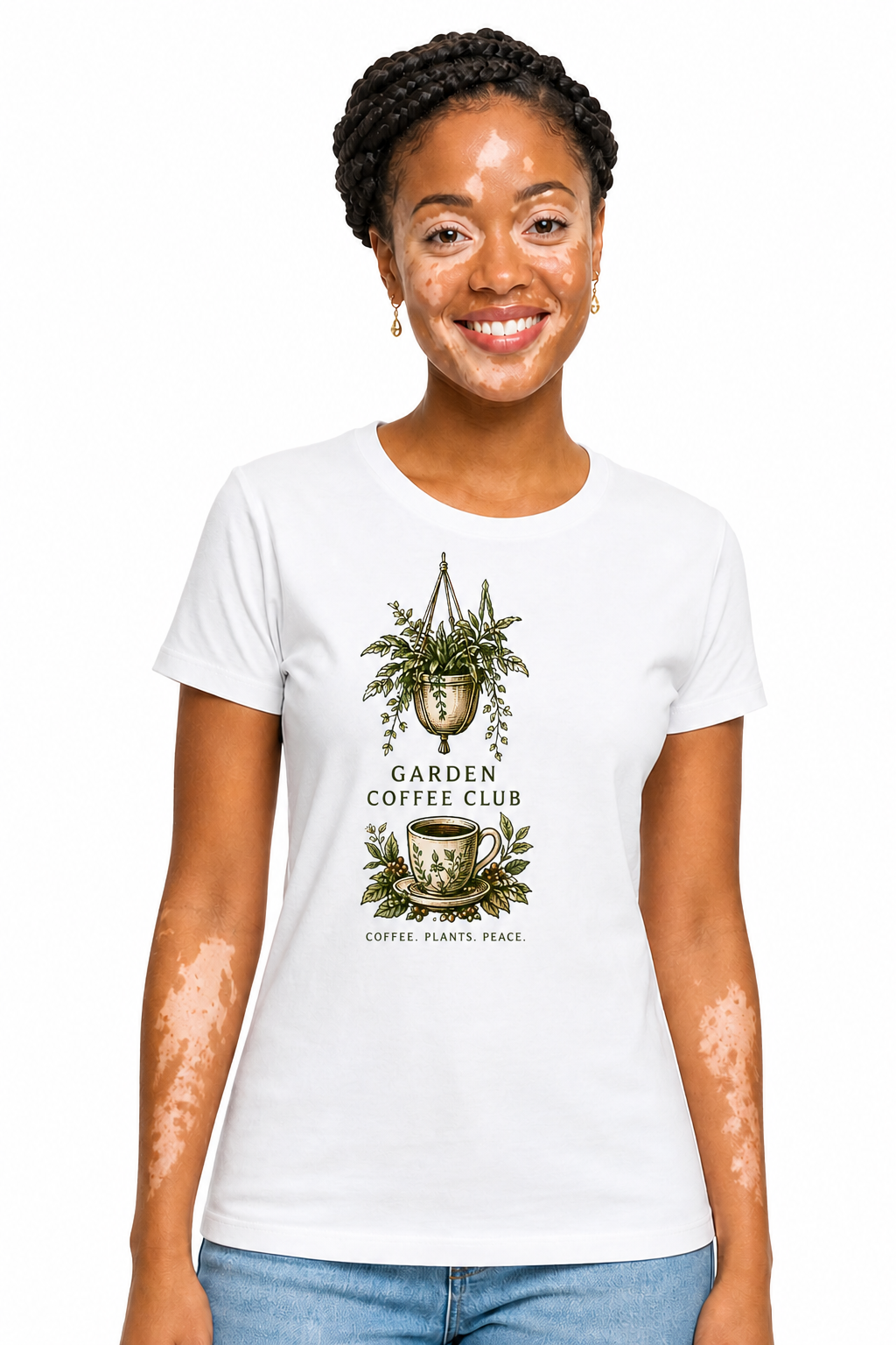 Garden Coffee Club — modèle femme, t-shirt blanc, fond blanc